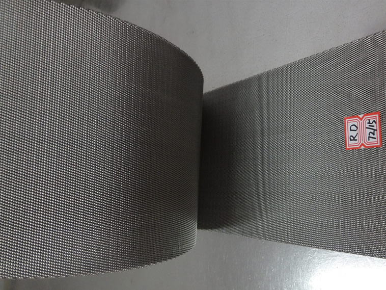  一卷反荷蘭編織不鏽鋼擠出機篩網帶,上面貼有標籤。